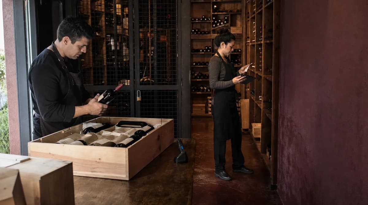 Dos responsables separan la recepción física y la verificación de una entrega de vinos