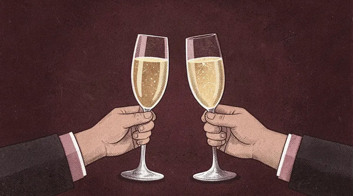 Mesa de boda elegante con botellas de vino tinto, blanco y espumoso junto a copas servidas