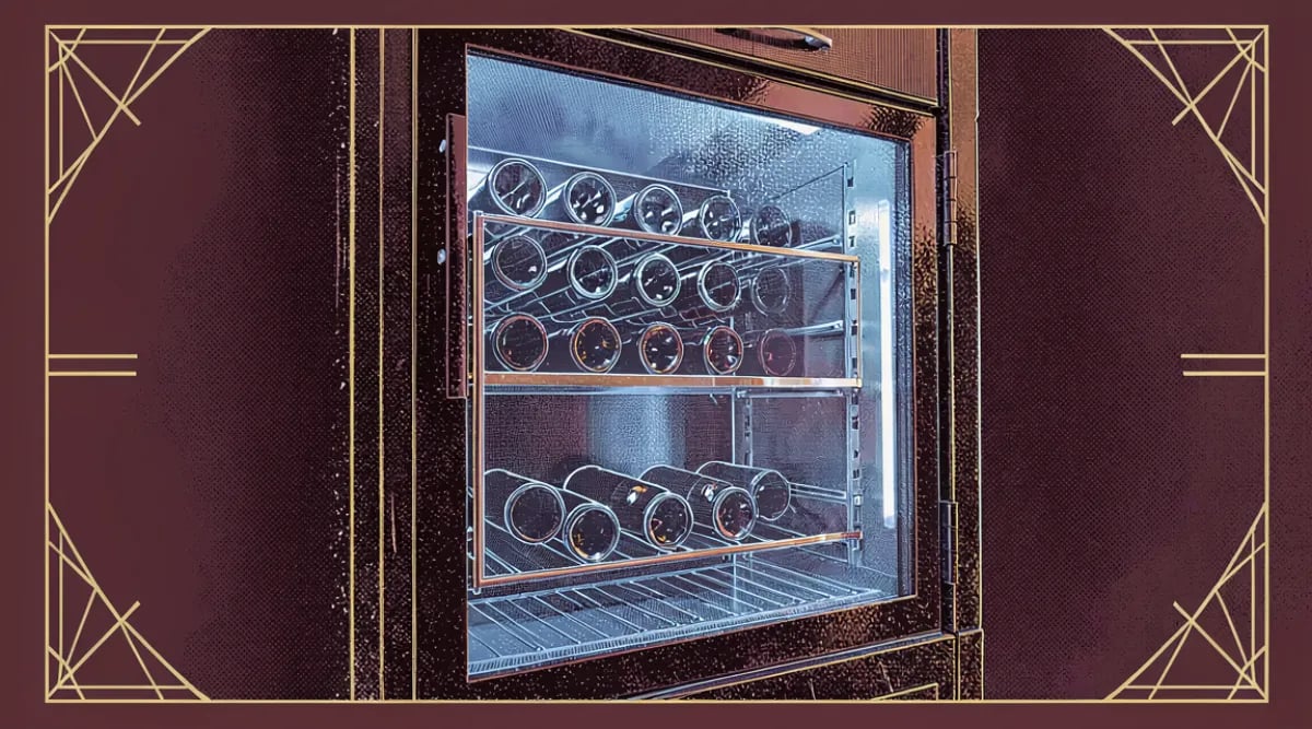 Mesa de fine dining perfectamente montada con cristalería Riedel, cubiertos plateados y mantel de lino blanco