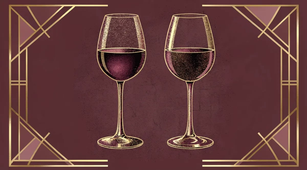Racimo de uva Pinot Grigio con tonos rosados grisáceos en viñedo
