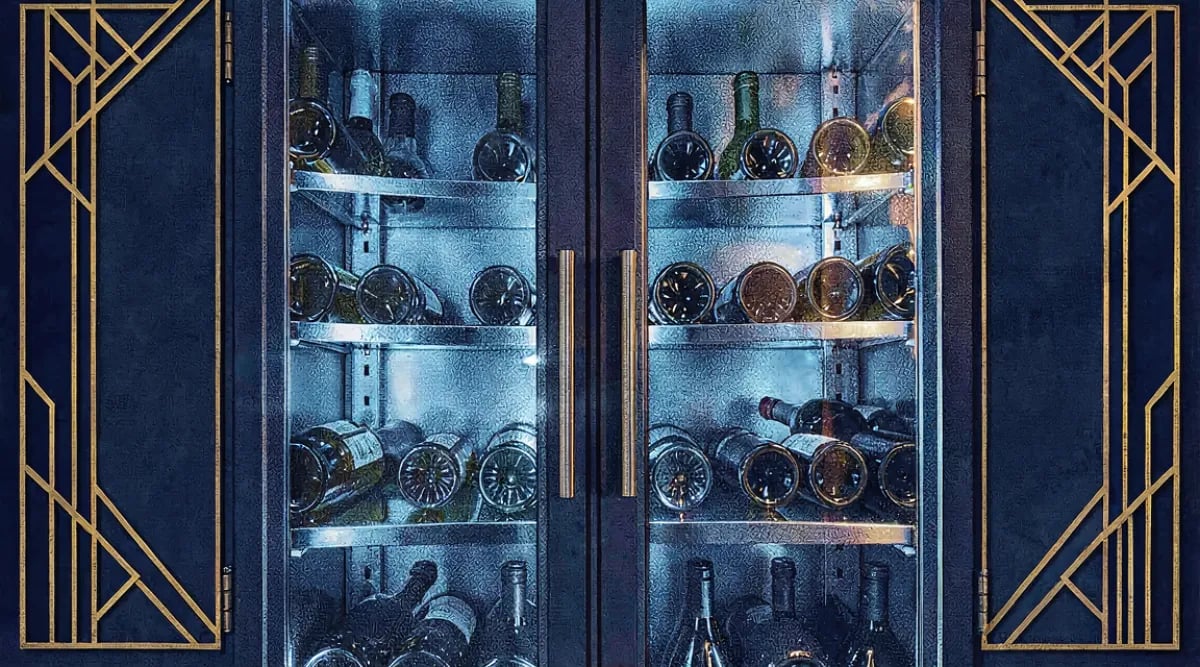 Botella de vino abierta con tapón de vacío y bomba de extracción sobre mesa de madera
