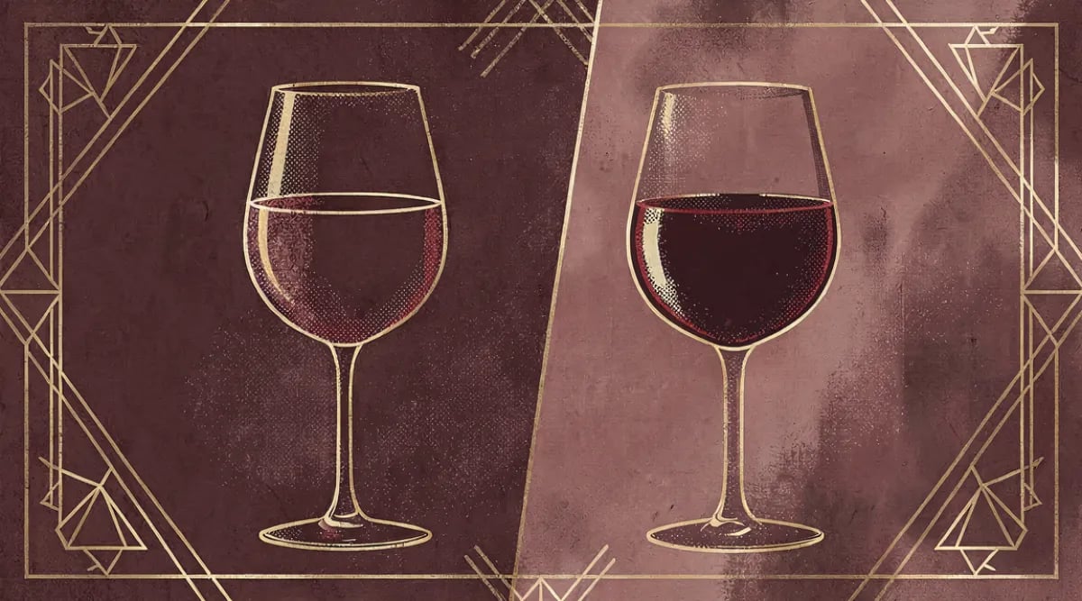Botellas de vino mexicano y argentino en mesa comparativa con copas servidas de tinto