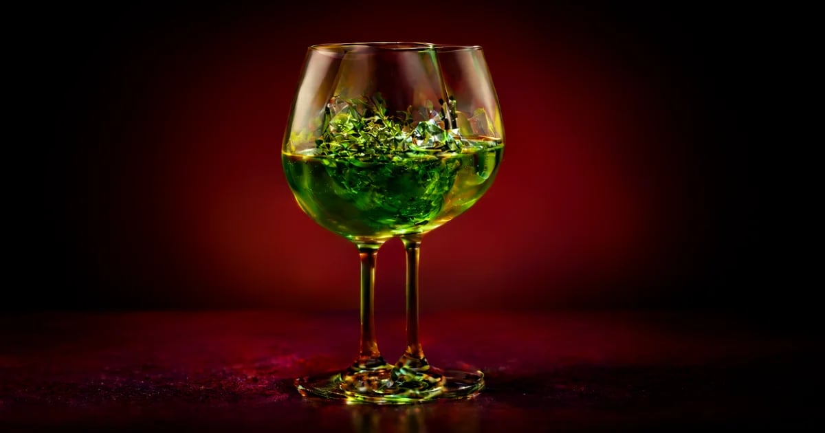 Copa de vino Verdejo con reflejos verde-dorados y llanura castellana con viñedos de Rueda