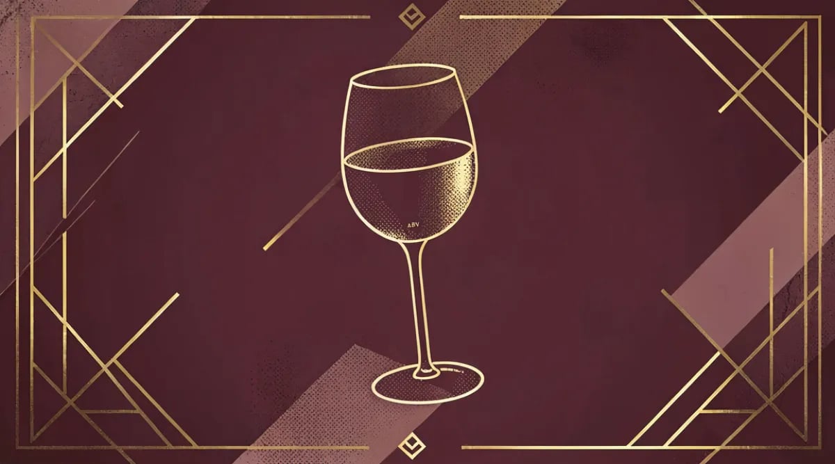 Copa de vino bajo en alcohol junto a botella de Riesling Kabinett en mesa de restaurante