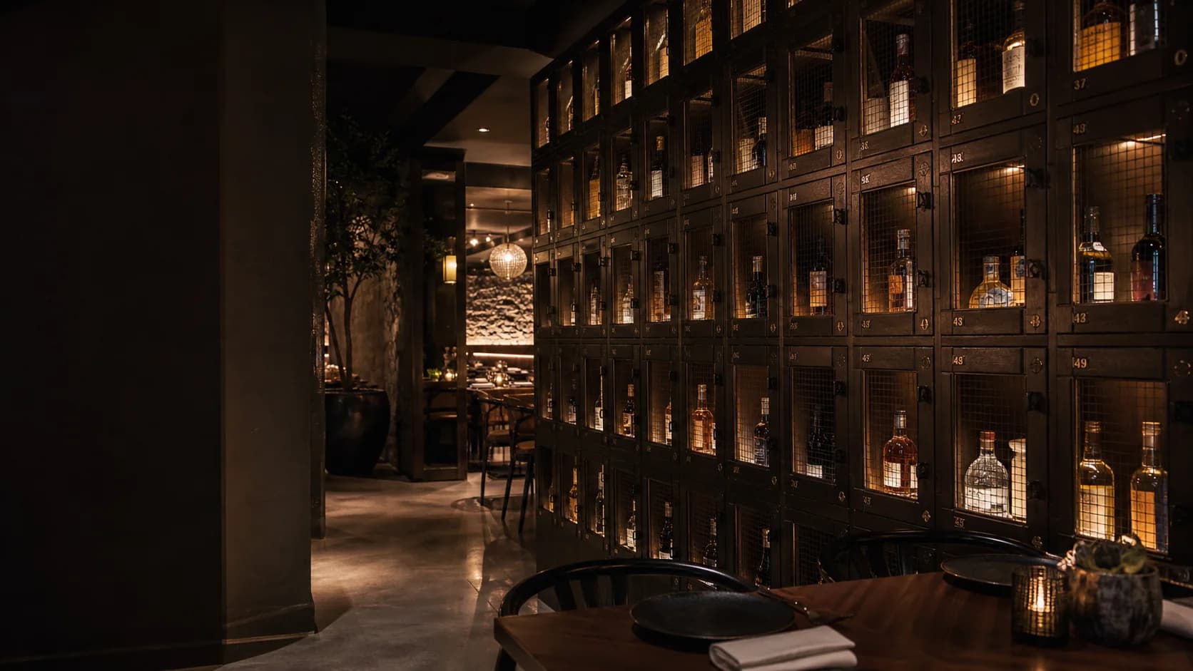 Pasillo de cavas privadas dentro de un restaurante