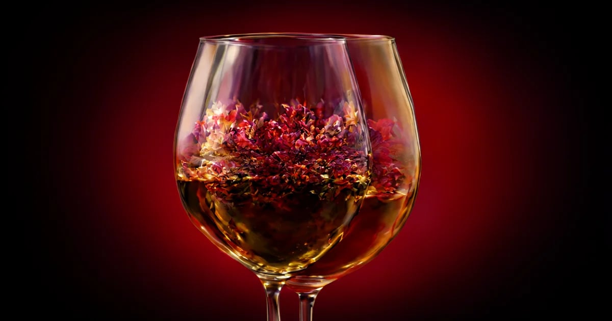 Copa de vino Torrontés con tonos amarillo pálido y viñedos de Cafayate con montañas andinas